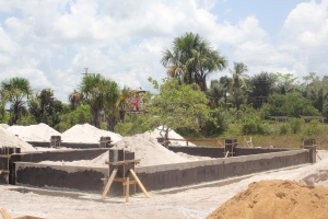 Een deel van de fundering van de in aanbouw zijnde cassavefabriek